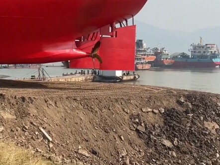 กระบวนการปล่อยเรือใหม่ขนาดยักษ์ลงน้ำนั้นช่างน่าตื่นตาตื่นใจเป็นอย่างยิ่ง