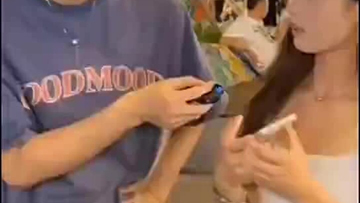 Bạn xé khóc nhìn cột