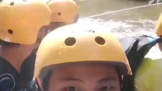 bisa bisanya maen arung jeram sambil ngeroko wkwkw pea