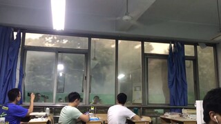 “为什么在学校里会喜欢这种极端暴雨天气呢～”