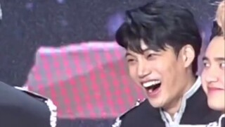 [EXO]当世勋想不出获奖感言时，钟仁和伯贤的反应……