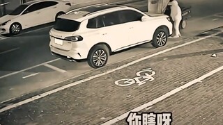 大娘：你瞎啊...开车咋不打灯？