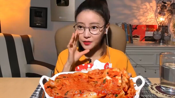 Dorothy Makan Nasi dan Kimchi, Pedasnya Sampai Takut Pada Kimchi!