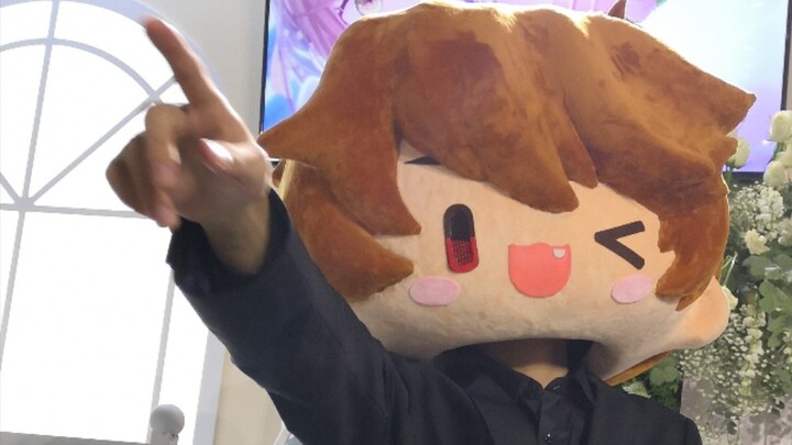 Tiểu Hạ cầm cả đống giấy chứng nhận kết hôn, đôi tay vừa xúc động vừa run rẩy