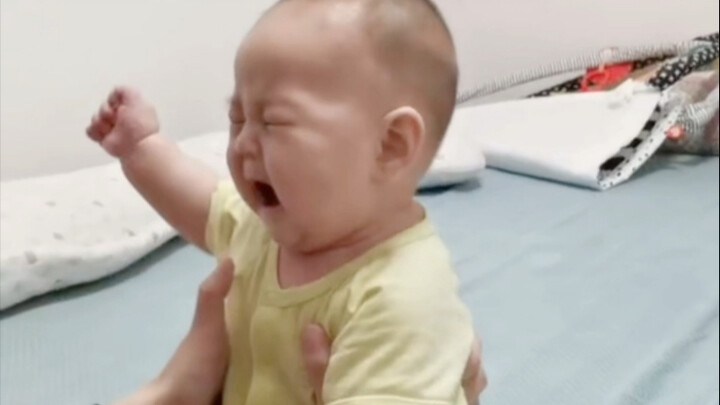 I laugh every time I watch this—these little human babies already know what’s dangerous! Honestly, I