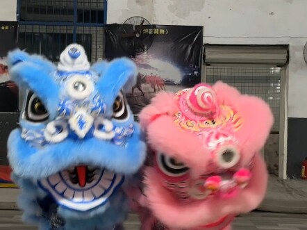 ใครขับรถแล้วไม่ฟังดีเจก็เริ่มจะบ้าไปแล้ว! สาวชมพูพาหนุ่มฟ้าตกหลุมไปด้วย ตามจังหวะสนุกกันไปเลย...ฮ่าฮ