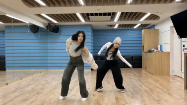 Two ACEs!!! Jukyu dances to "Run For Roses" live