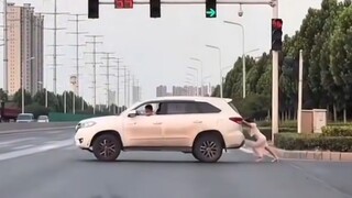 我当不了交警，因为我憋不住笑！