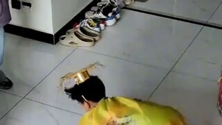 11 فبراير، شاندونغ. أم لا تفسد المتعة! الصبي الصغير انغمس في الدور بشدة، فتفاعلت الأم معه على الفور 