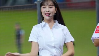 ชุดผ้าไหมสีดำโชว์หุ่น