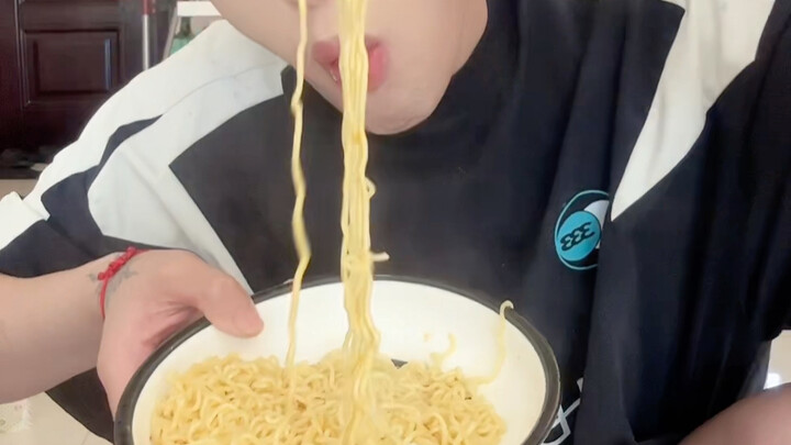 Mấy ngày không ăn mì tôm là lại thèm