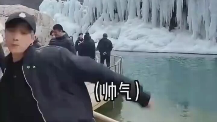 Seorang pria dari Sheniu merekam video tarian dan mulai menghadap tembok. Orang-orang yang lewat ber