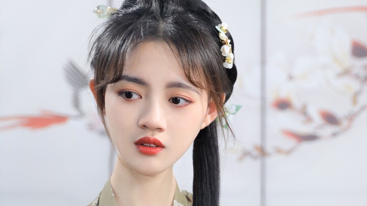 Quý khách, kiểu tóc búi bên mà quý khách đặt đây ạ, còn nóng hổi, có ưng ý không?