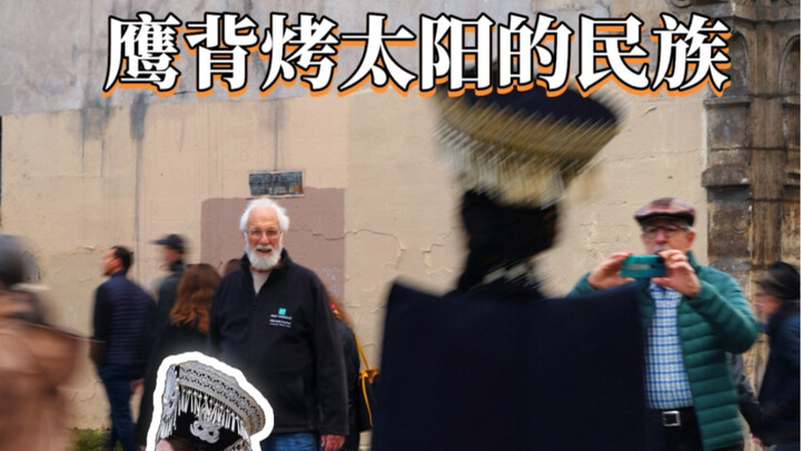 Mặc trang phục dân tộc Yi chụp ảnh trên đường phố Paris, người Pháp tụ tập xem đông nghịt đến mức tắ