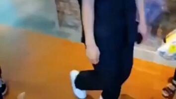 Bermain kura-kura harus hati-hati, si kepiting kecil ya si kepiting kecil