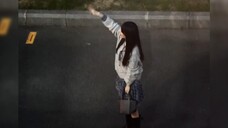 Yang Zi's reluctance to leave is embodied in her looking back every few steps. She really treats her