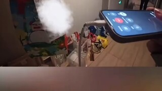 外卖小哥给女生送外卖，一番交流以后，没想到白得了一大堆东西。