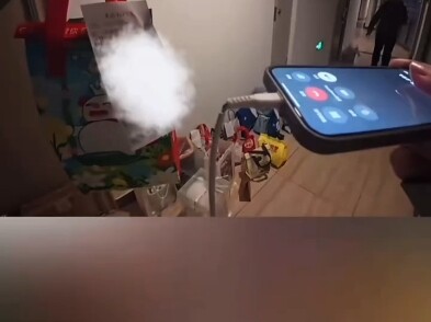 外卖小哥给女生送外卖，一番交流以后，没想到白得了一大堆东西。