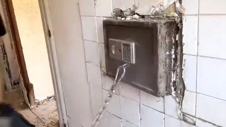 Let’s See What’s Inside the Abandoned Room’s Safe!