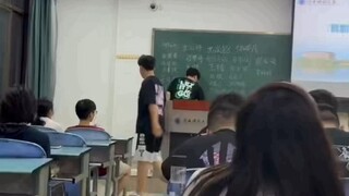 舍友拍的大学自我介绍😅