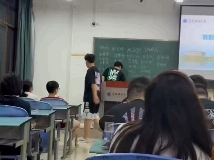 舍友拍的大学自我介绍😅