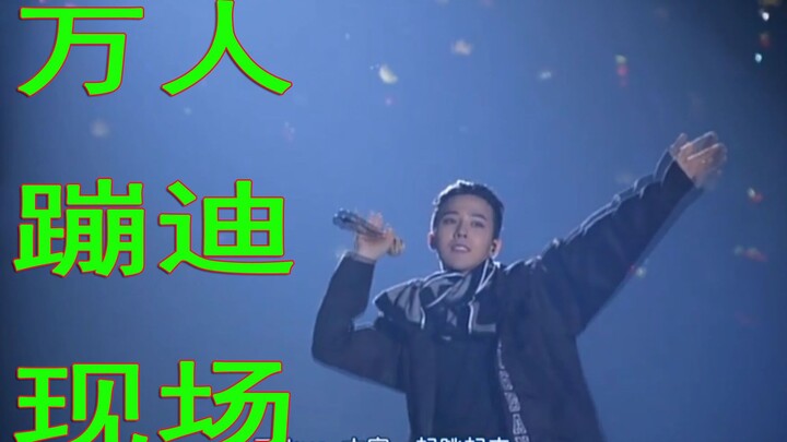 Ayo, pakai headphone dan putar volume maksimal untuk merasakan suasana konser Bigbang yang penuh ene