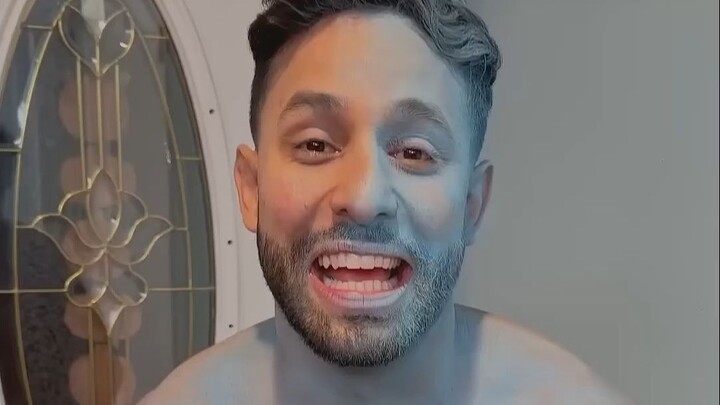 Teman-teman, hari ini kita akan mengerjai pacar saya.