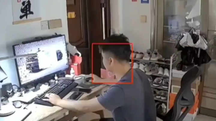 Pria: Sayang sekali, tidak kebagian rekaman.