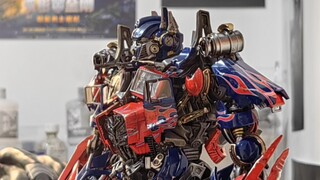 mc003腹肌擎天柱 全身改件涂装 ko版30dlx擎天柱 部分零件采用电镀涂装 拉丝划痕 跟边缘掉漆结合着做 部分细节对着电影制作 涂装展示 大家互相学习