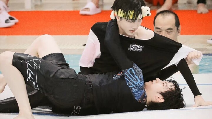 【Hạ Tuấn Lâm×Tô Tân Hạo】Có thể thấy Tiểu Hỉ đang rất cố gắng hahahahaha. Nụ cười đẹp trai quá đỗi ng