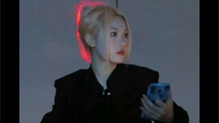 رياح التنين قوية جدًا اليوم، سأبقى صامتًا ولا أفتح فمي، خائف من أن تدخل الرياح في حلقي.