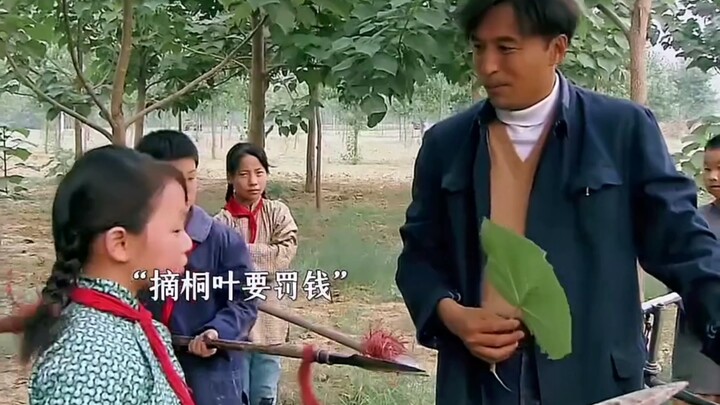 Bí thư huyện xuống thôn, bị một nhóm trẻ con vây công!