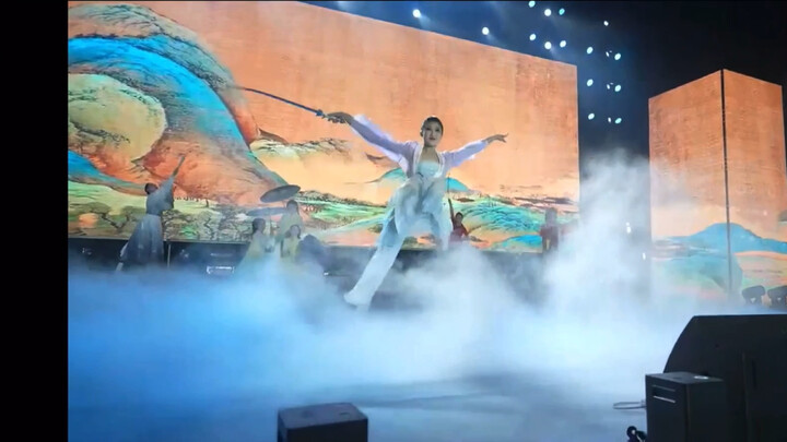 一个初中生去高中的艺术节汇演救场！临时自编自演的剑舞！