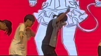 Si Zhai ผู้ไม่เต็มใจที่จะยอมแพ้ได้เต้นรำดิสโก้ระบบสุริยะในพิธีสำเร็จการศึกษา!