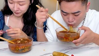 #فونغ حامض وحار لسان مزيف جديد اشتريته لأضحك ببين بين~ #خطة الطعام المرحة للجوع# لنأكل معًا