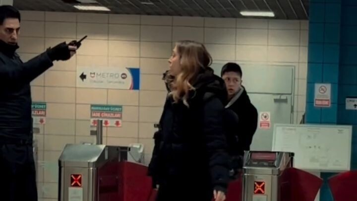 Kendine Kurtlar Vadisi editi yapan belediye metro güvenlik görevlisi