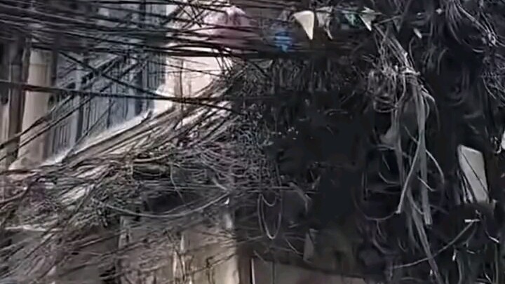 ชายคนนี้เคยเป็นช่างไฟฟ้าระดับสูง แต่พอเห็นระบบสายไฟในเนปาลก็ถึงกับตะลึง!