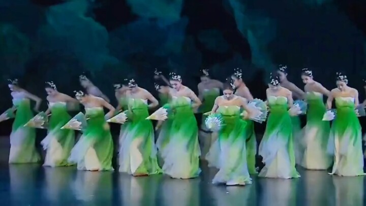 Evergrande Song and Dance Troupe 0 dances low in the heart of the willow tower, and sings the wind u