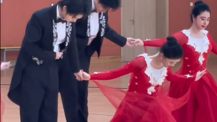 Dua penari hip-hop mahasiswa coba tantangan menahan tawa sambil menari waltz di jalanan!