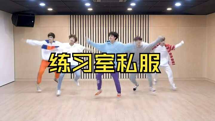 عند النظر إلى رحلة TXT في عالم الموضة من ملابسهم الخاصة في غرفة التدريب، يشعرون أنهم في نفس العمر.