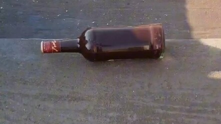 Khoảnh khắc giải áp khi lăn chai xuống cầu thang