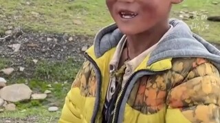 قبل ثلاث سنوات، قام الراكب بتبادل بطة صفراء بزجاجة ريد بول للصبي، ووعد باللقاء مرة أخرى... #TibetanB