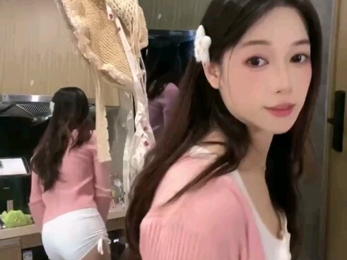 Ngô Liễu Phương kéo tất cho anh cả, đã vậy còn cực kỳ đã mắt!