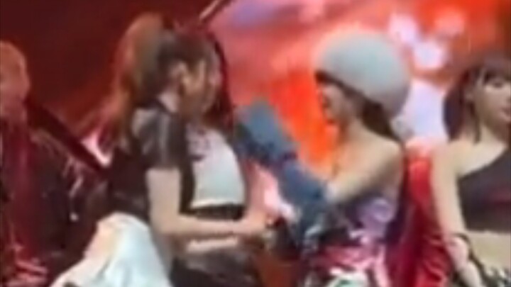 กะทิ: “เรย์ ฉันขอจับหน้าเธอหน่อยได้ไหม” ฮ่าๆๆ ทำไมมาถึงก็จับหน้าคนเขาเลยล่ะ