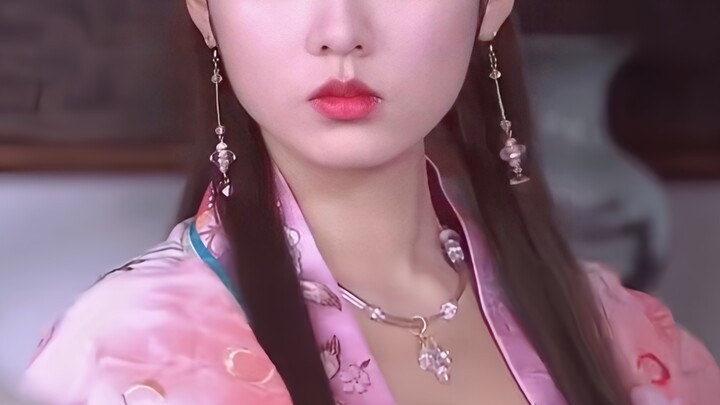 This adorably pitiable little white rabbit’s looks pull off the role of a noble consort with perfect