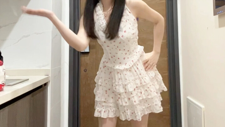 Floral mini dress, super sweet spring honey dance