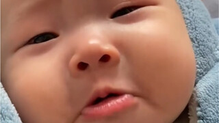 The baby's emotional changes before and after drinking milk—this little expression has it nailed!