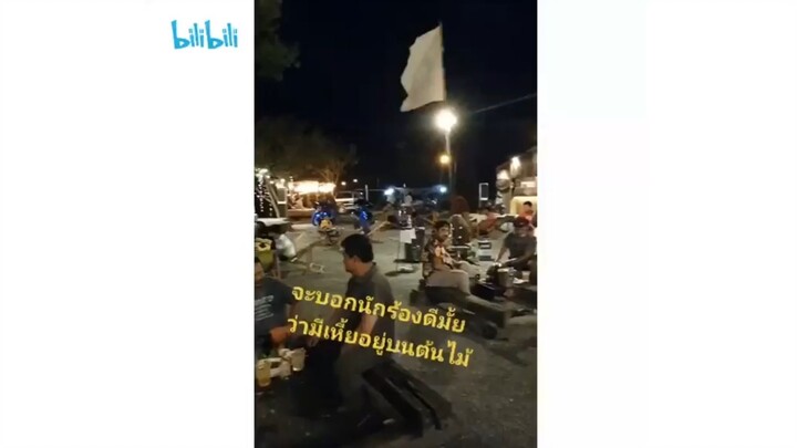 ชมใกล้ชิดแบบเกือบถึงหัวนักร้อง 😂