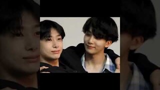 Hyungwon on Jeonghan's lap‼️😂#seventeen #jeonghan #monstax #hyungwon #scoups #joshua #jun #hoshi #dk