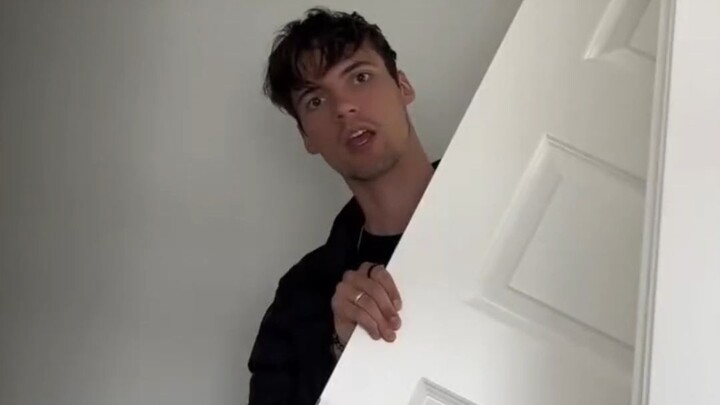 Cả ngày chỉ loay hoay với con mèo chết tiệt của mình.